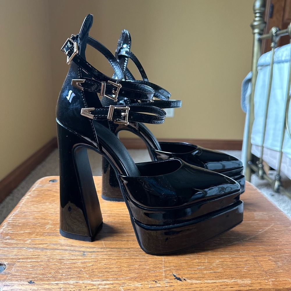 Elegant Black Platform Heels in black